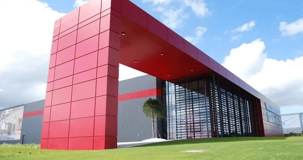 Enveloppes de façade Habillage en tôle alucobond-min