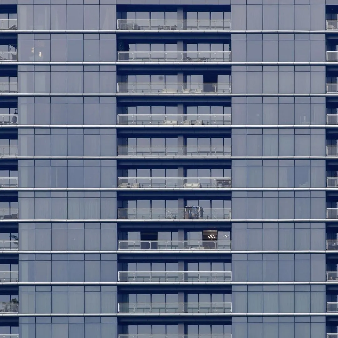 Façade de luxe avec menuiserie aluminium haut de gamme, augmentant la valeur immobilière