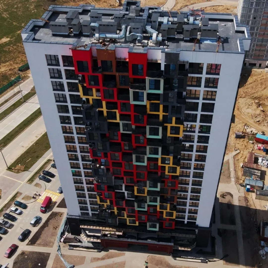 Chantier de construction pour gestion projets immobiliers grande envergure.